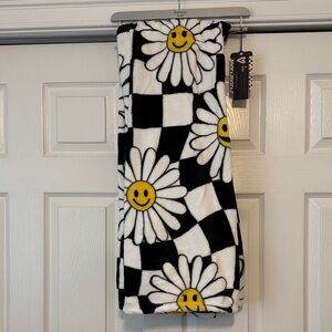 Smiley Daisy Checkered Blanket Throw New